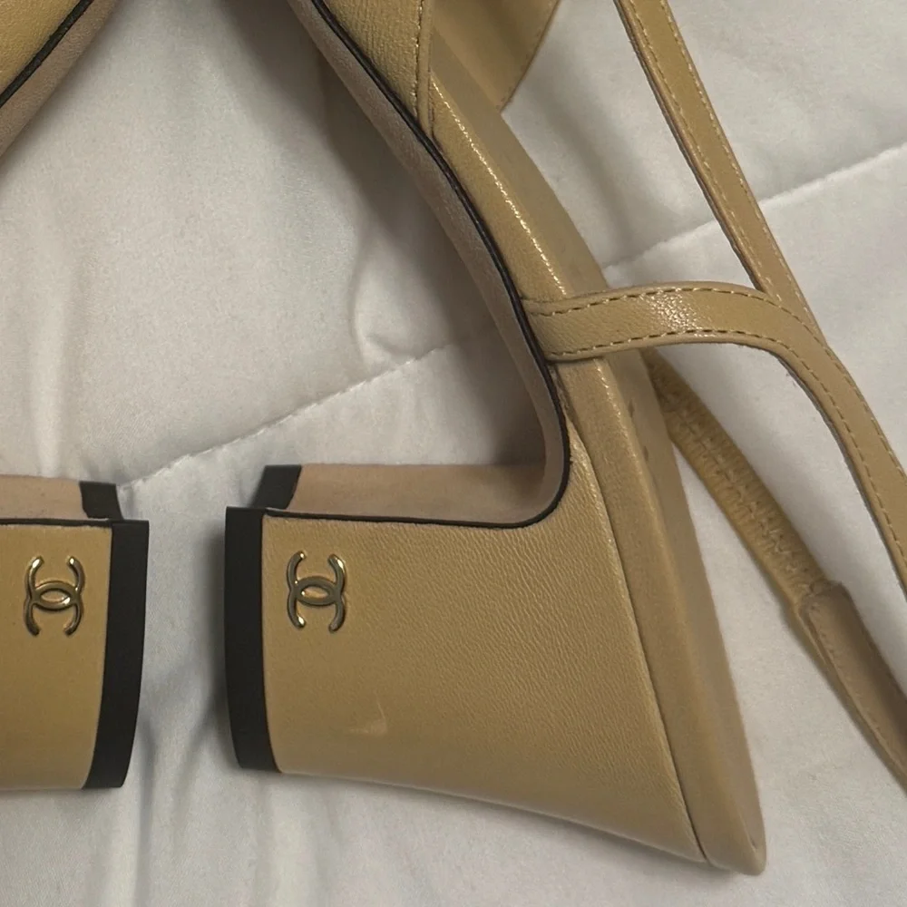 CHANEL Two-Tone Beige and Black Slingback Heels